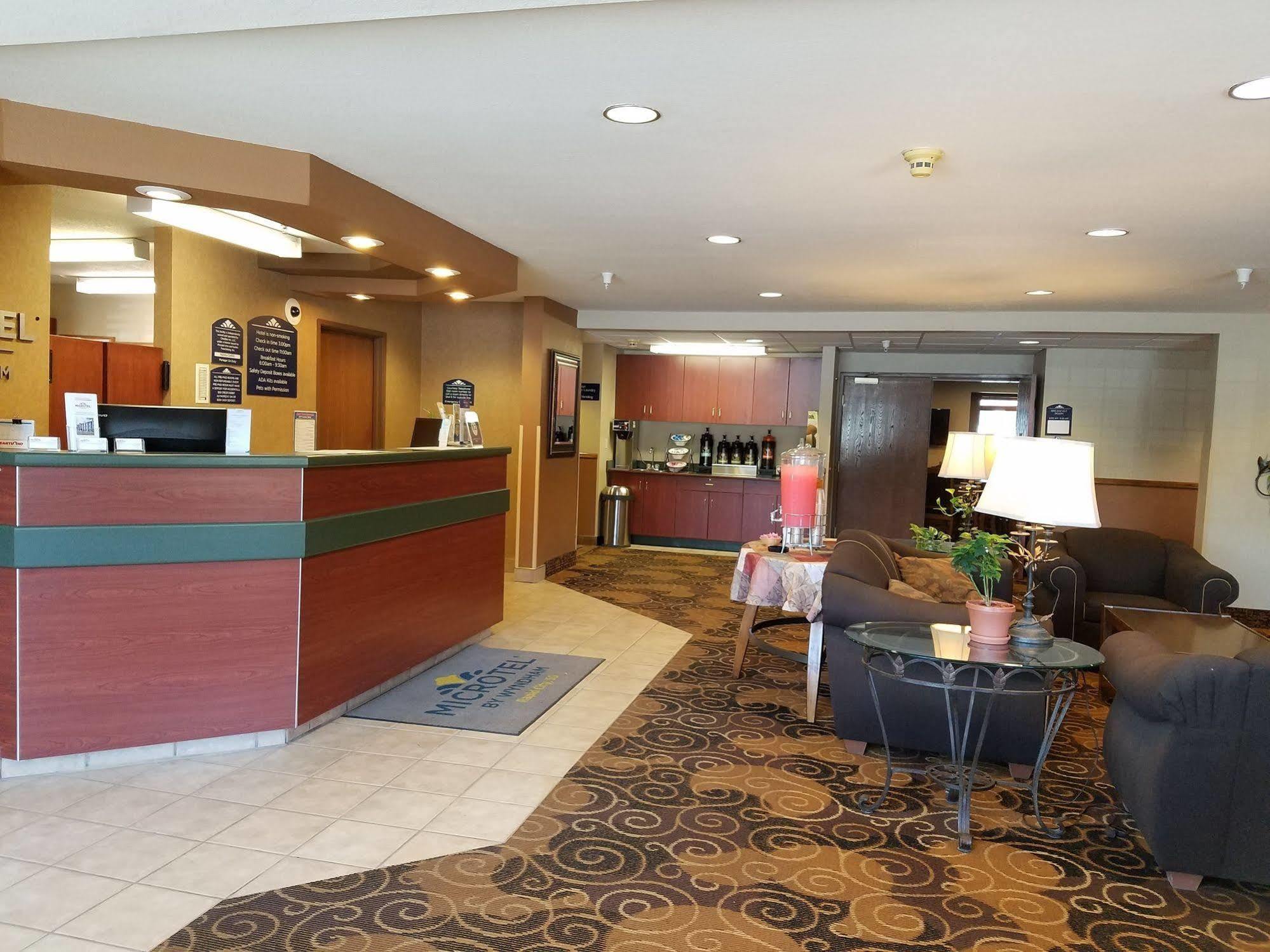 Microtel Inn & Suites By Wyndham Rapid City Exteriör bild